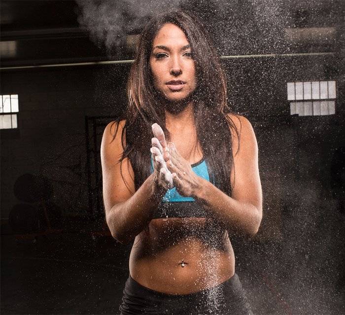 Девушка использует магнезию