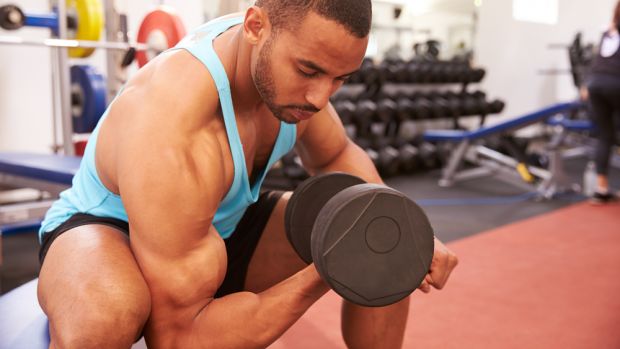 Концентрированные сгибания на бицепс