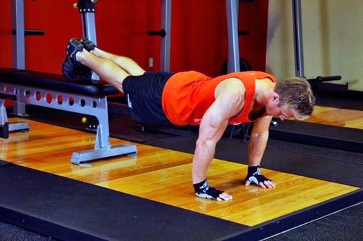 otzhymaniya-ot-pola-s-nogami-na-opore