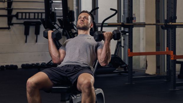 Подъем гантелей на бицепс под углом лежа