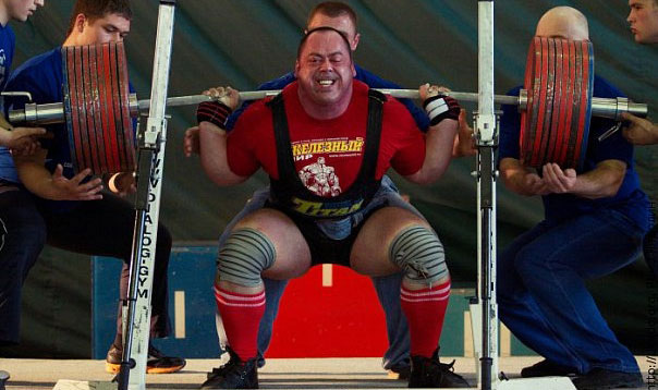 Страховка в приседаниях со штангой