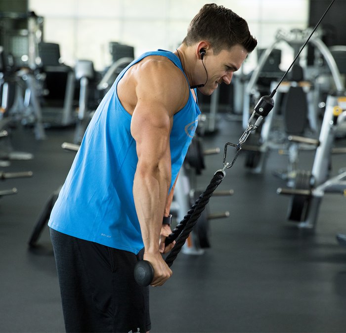 Разгибания на трицепс в верхнем блоке