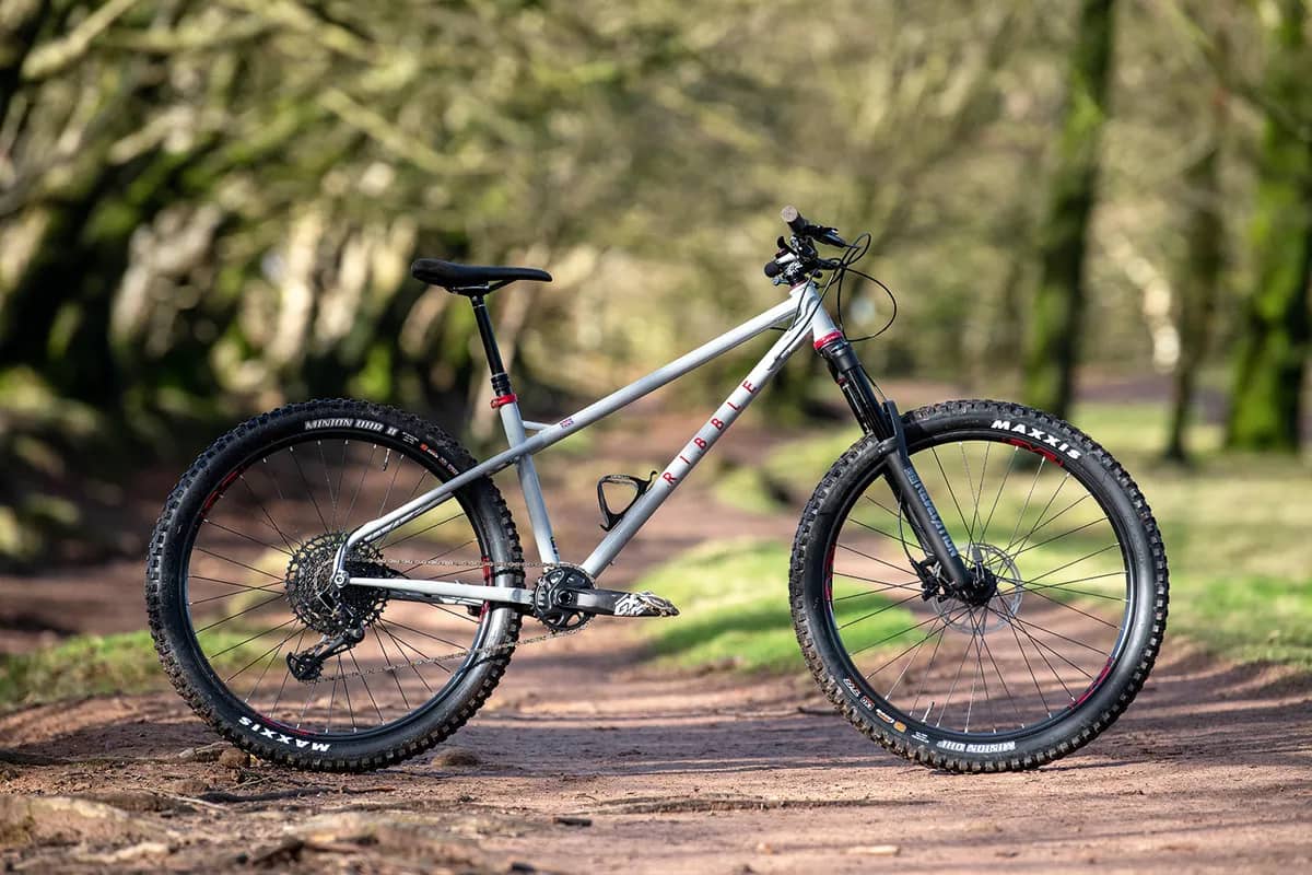 Анодированные компоненты соответствуют цвету графики рамы и наклеек на колесах