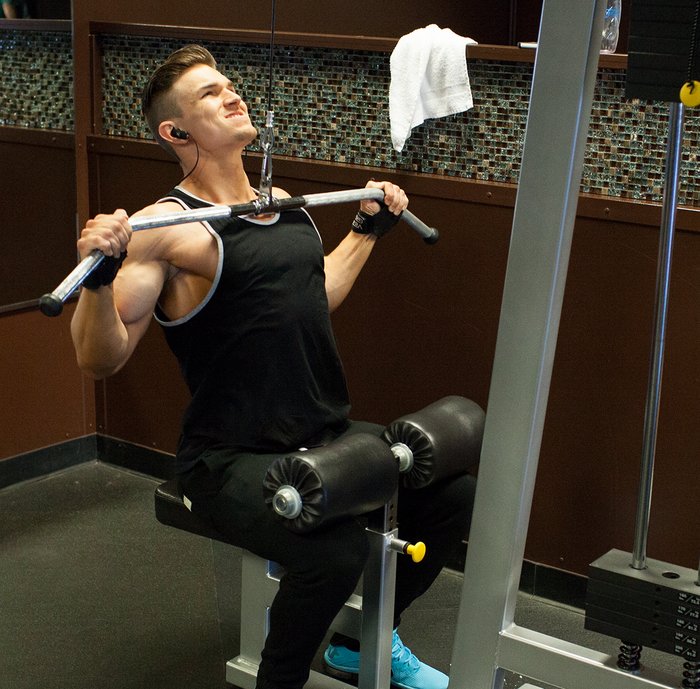 Тяга верхнего блока к груди